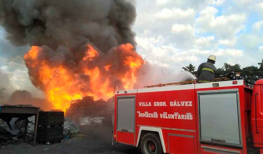 Gran incendio en el Parque Industrial de Alvear