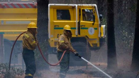 Los bomberos siguen trabajando contra los incendios en la Patagonia