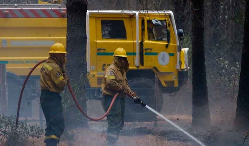 Los bomberos siguen trabajando contra los incendios en la Patagonia