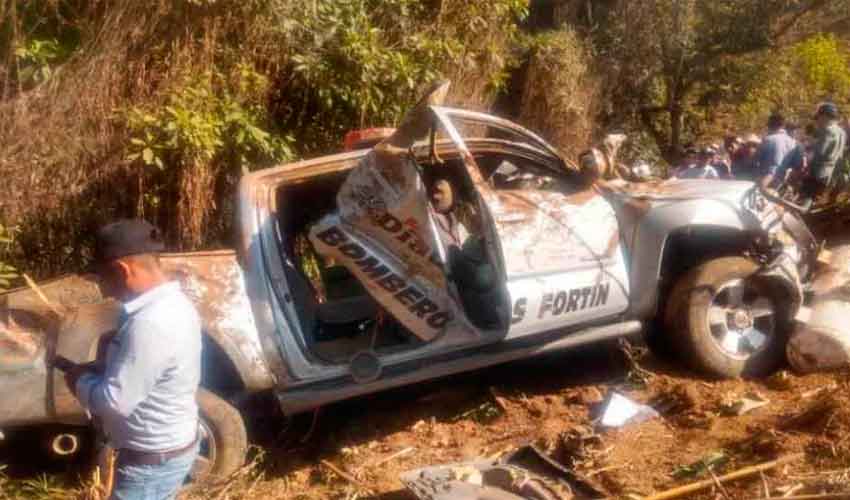 Vuelcan camioneta de bomberos: 2 muertos y 6 heridos