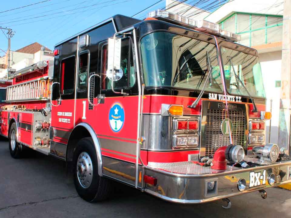 Bomberos de San Vicente da la bienvenida a moderno carro