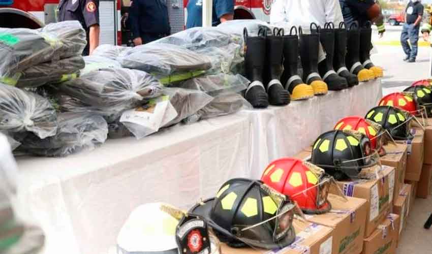 Bomberos de La Paz reciben equipamiento