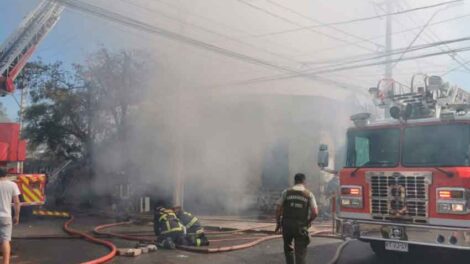 Tres inmuebles afectados y dos bomberos lesionados dejó incendio