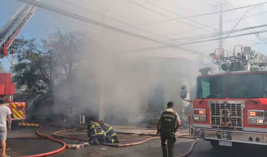 Tres inmuebles afectados y dos bomberos lesionados dejó incendio