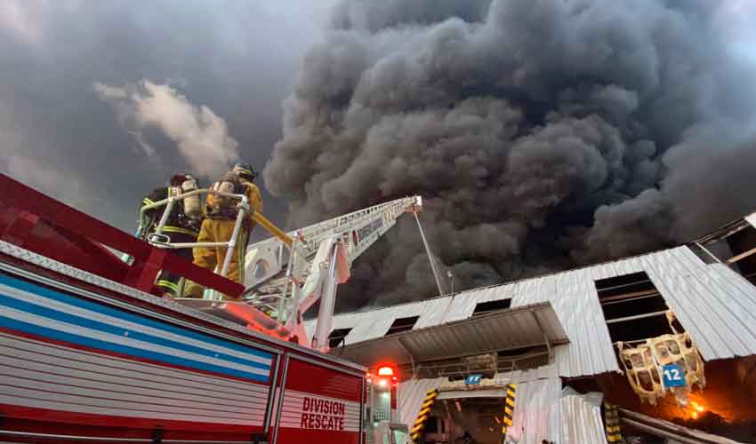 400 bomberos combatieron incendio en zona industrial