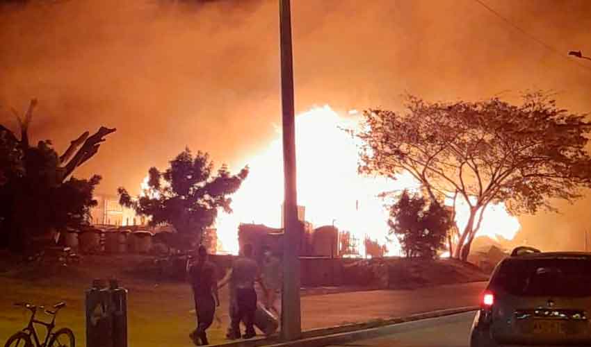 Gran incendio en bodegas Donado