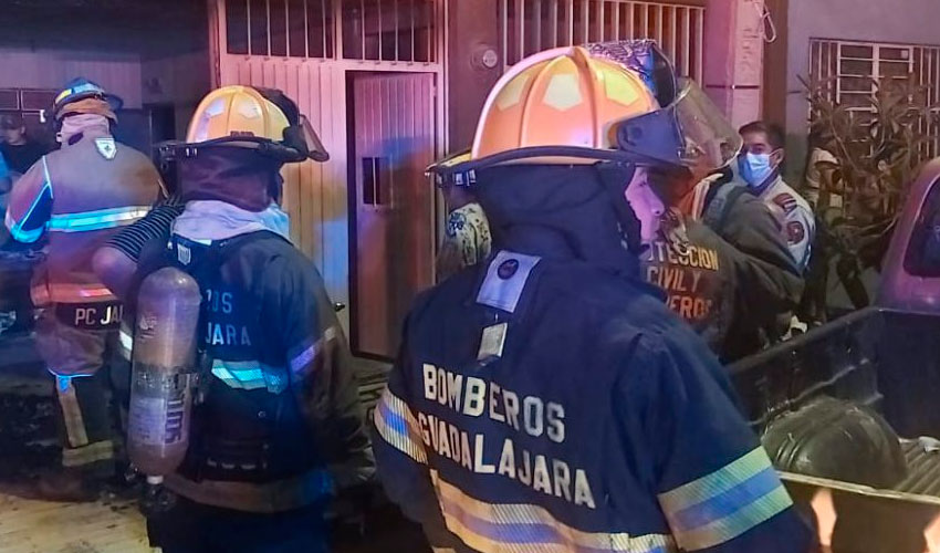 Bomberos de Guadalajara rescata a 20 personas de incendio