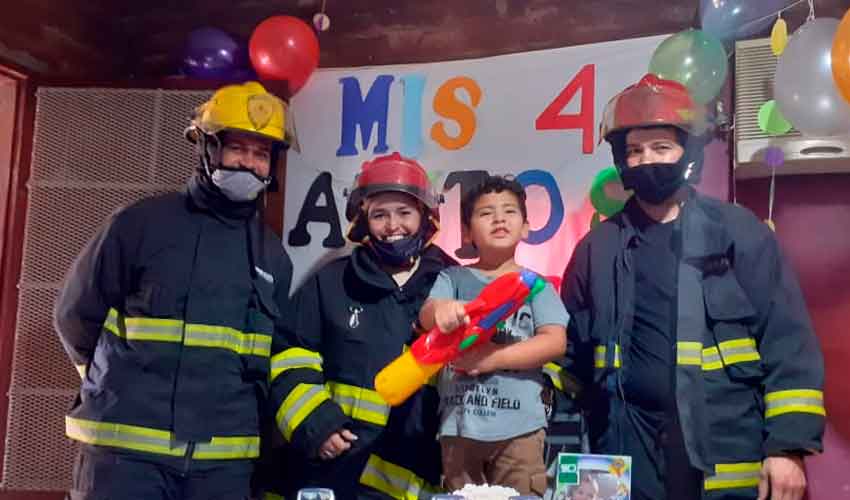 Festejó su cumpleaños con Bomberos de La Policía