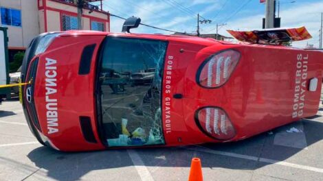 Vuelca una ambulancia del Cuerpo de Bomberos de Guayaquil