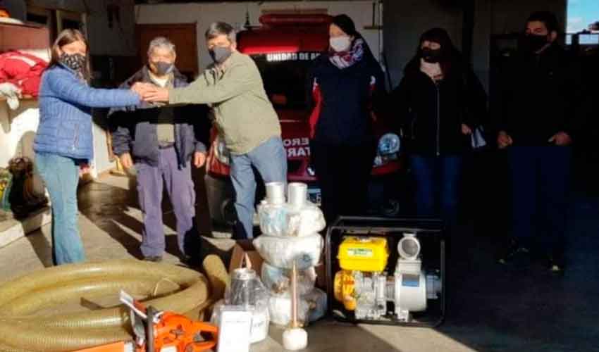 Entrega de equipamiento a Bomberos de Cholila