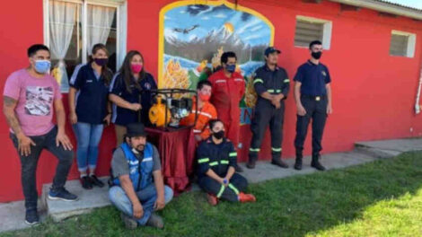 Fundación donó motobombas a bomberos