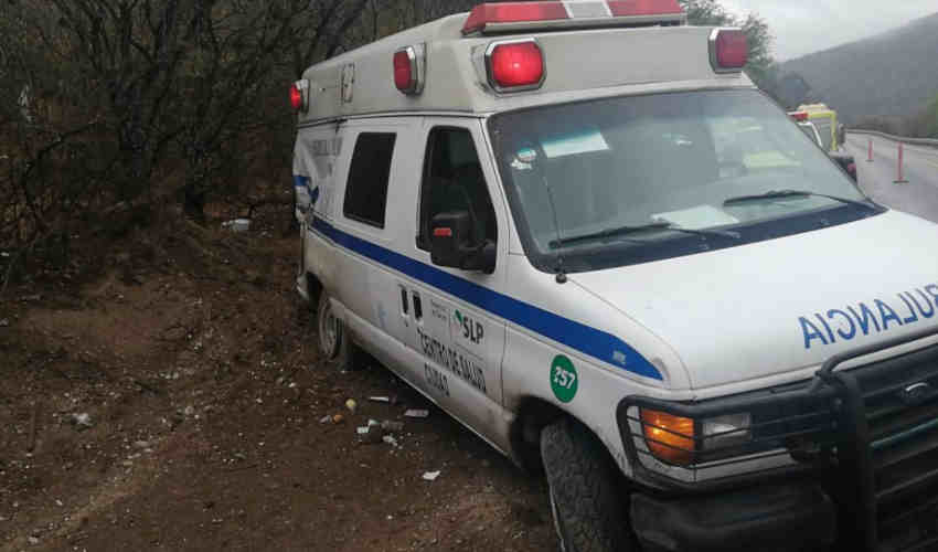 Ambulancia y bomberos sufren accidente al atender emergencia
