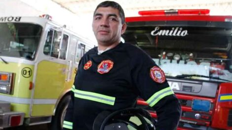 Es persona de riesgo y sigue trabajando de bombero voluntario