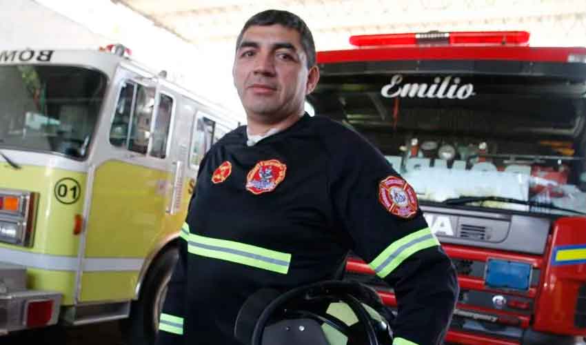 Es persona de riesgo y sigue trabajando de bombero voluntario