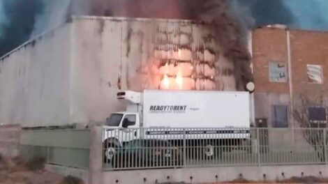 Dos bomberos heridos en incendio en bodega