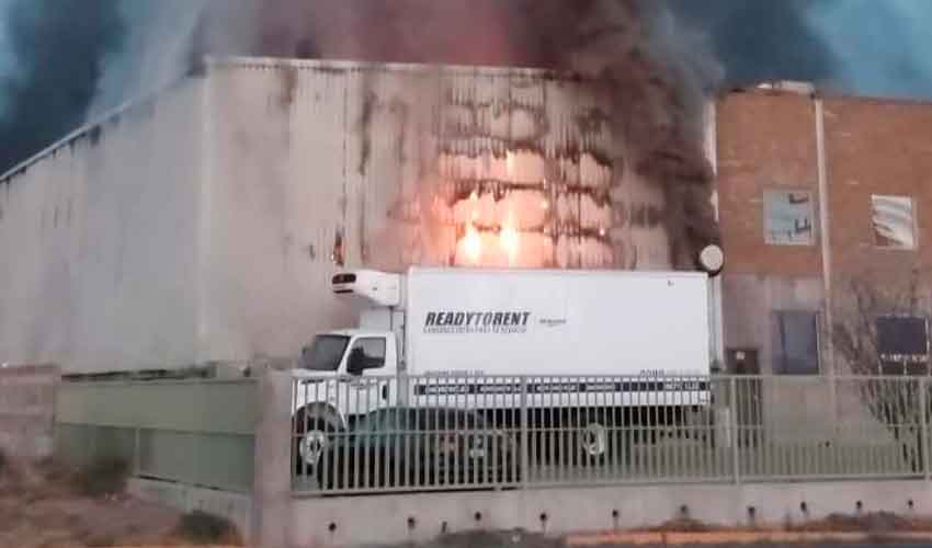 Dos bomberos heridos en incendio en bodega