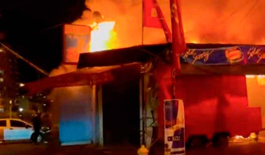 Dos bomberos lesionados en incendio que consumió un local comercial