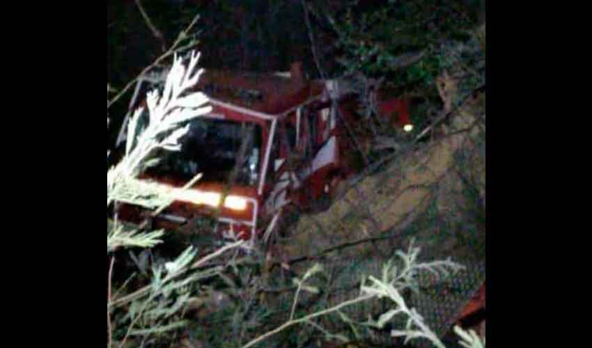 Un carro de Bomberos volcó y cayó en una Quebrada