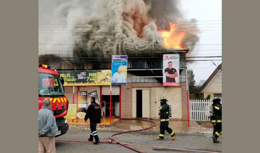 Incendio consume supermercado local en Quintero