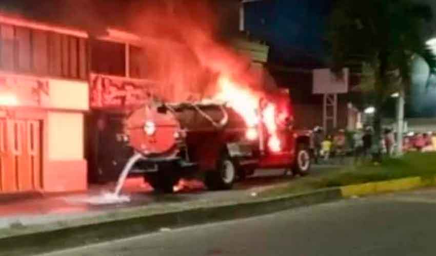 Queman uno de los carrotanques de bomberos en Cartago