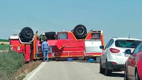 Vuelca un camión de bomberos cuando se dirigía a sofocar un incendio