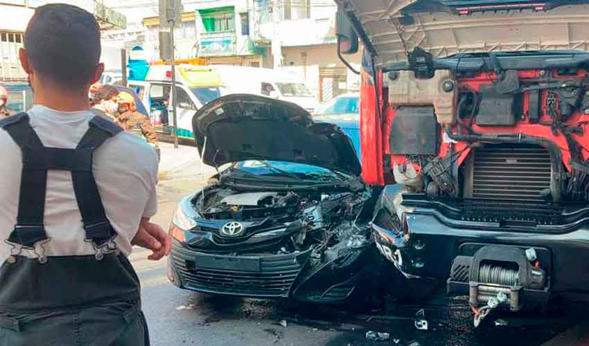 Cinco lesionados tras colisión de carro de Bomberos con un colectivo