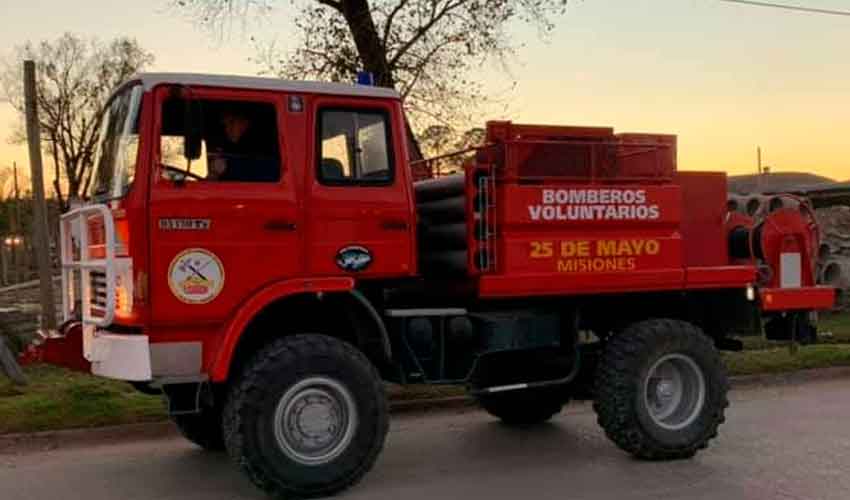 Bomberos Voluntarios de 25 de Mayo con autobomba forestal