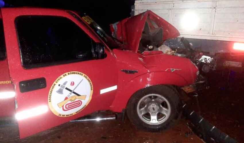 Camioneta de Bomberos Voluntarios impactó contra un camión