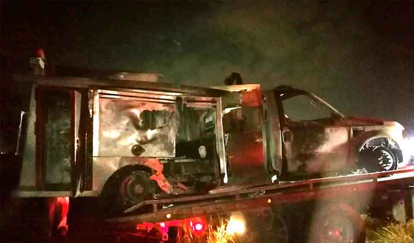 Camión de Bomberos se incendia por cortocircuito