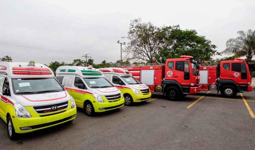 Donación de tres ambulancias y dos unidades contra incendios a Bomberos