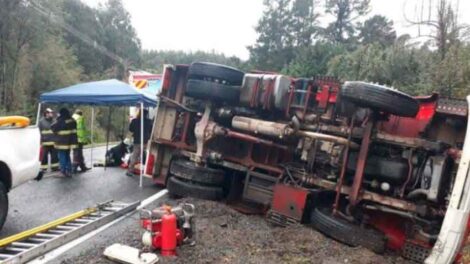 Cinco lesionados deja volcamiento de carro de Bomberos tras atender emergencia