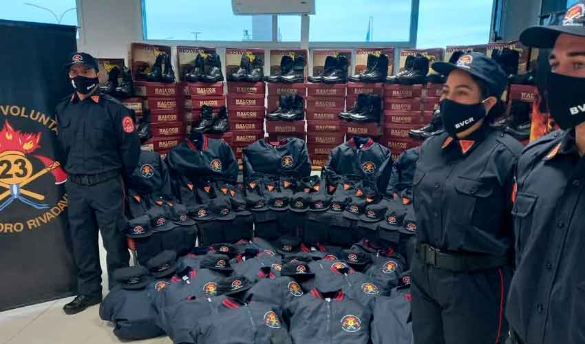 Bomberos de Comodoro presentaron su nueva indumentaria de fajina