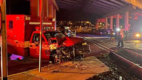 Choca ambulancia de bomberos con tren en Chihuahua