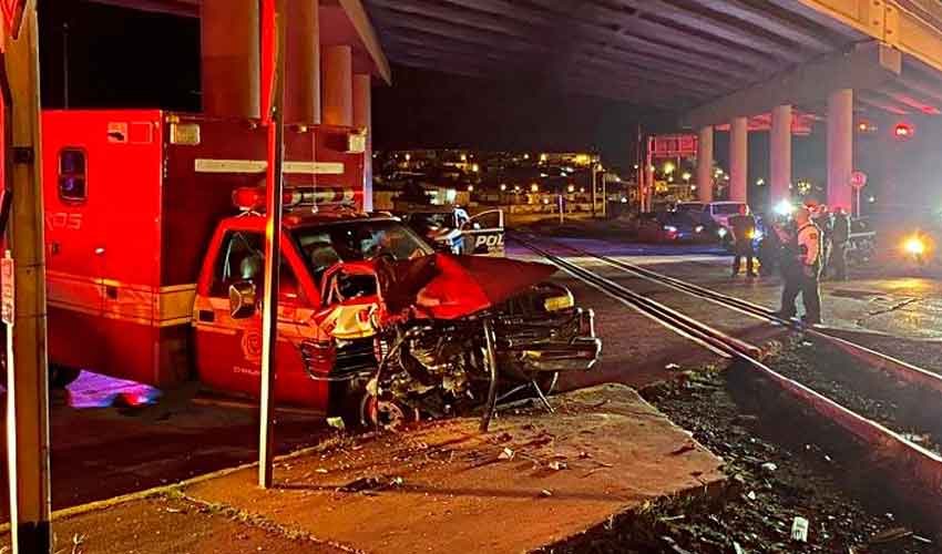 Choca ambulancia de bomberos con tren en Chihuahua