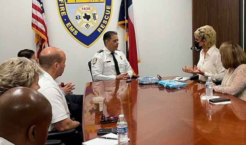 Bomberos de Guayaquil recibirán insumos donados por Houston