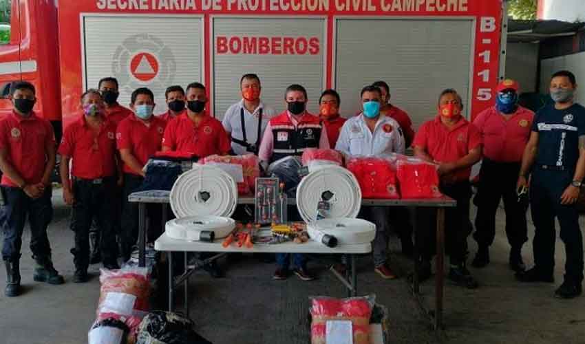 Respaldan labor de bomberos con la entrega de uniformes