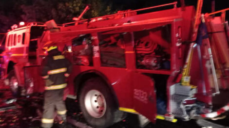 Camión choca a carro de Bomberos tras accidente en Ruta