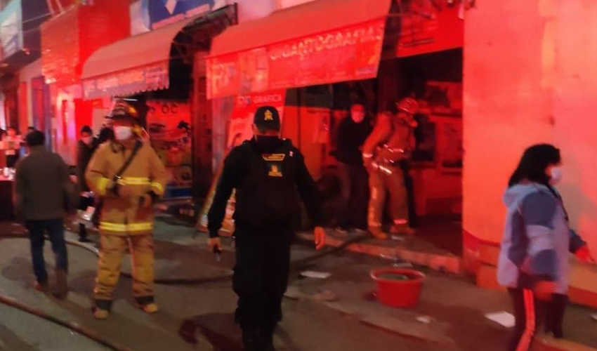 Dos bomberos resultaron heridos tras caída de muro en incendio