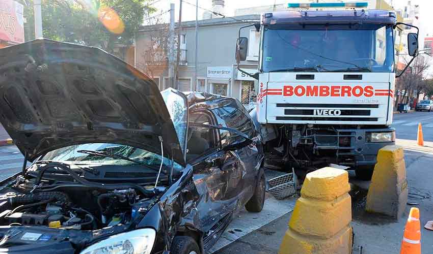 Murió el conductor de un auto embestido por un camión de bomberos