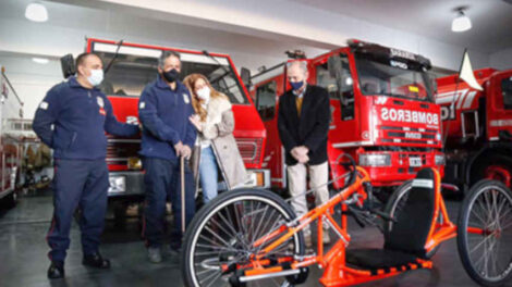 Entregan una bicicleta adaptada a un bombero que sufrió un ACV