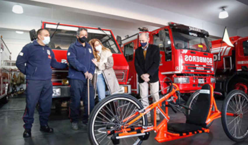Entregan una bicicleta adaptada a un bombero que sufrió un ACV
