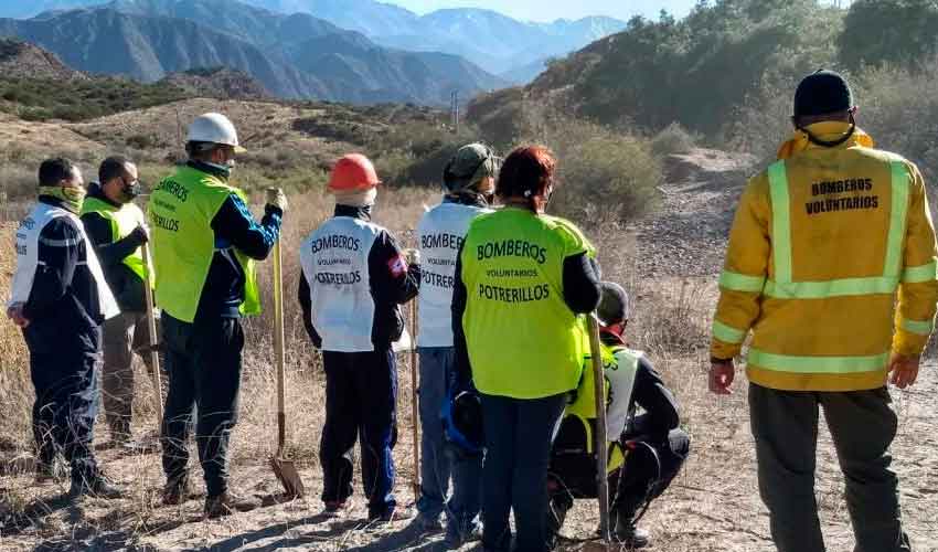 Los aspirantes a bomberos en Potrerillos avanzan en su capacitación