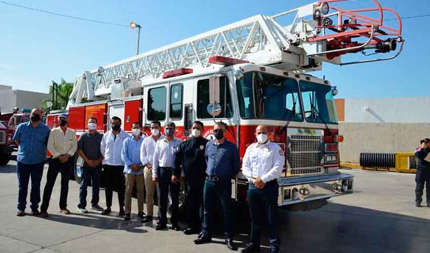 Bomberos de La Paz reciben camión bombera escalera