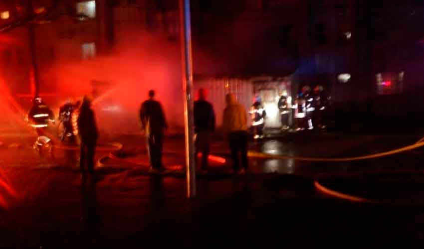 Incendio en Michaihue deja dos voluntarios de Bomberos lesionados