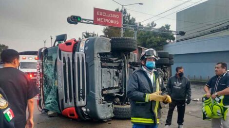 Un camión de bomberos volcó mientras se dirigía a atender un incendio