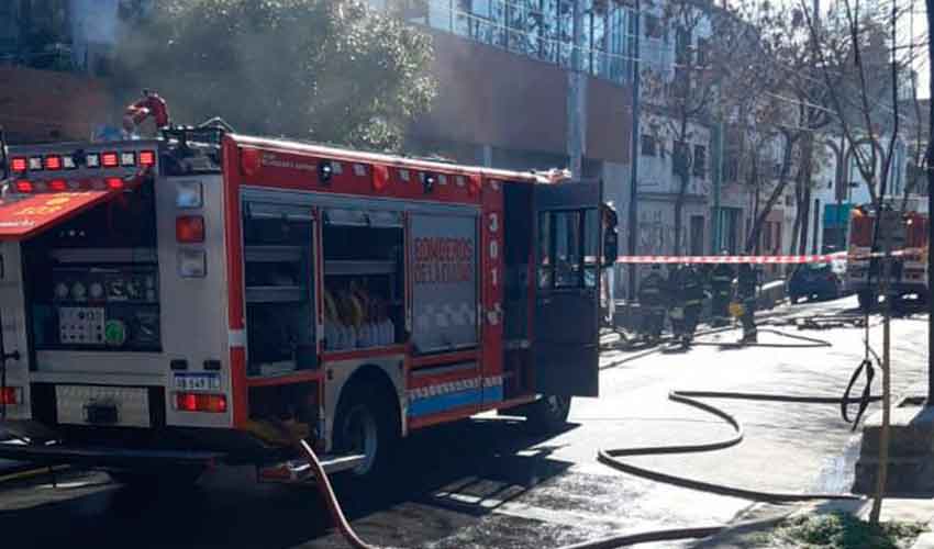 Incendió en un depósito de materiales de camping