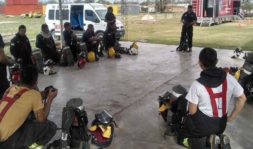 Entregaron varios kits de bioseguridad a bomberos de Salta