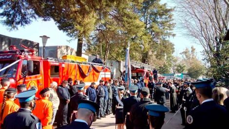 Una multitud despidió a los tres bomberos fallecidos en un incendio