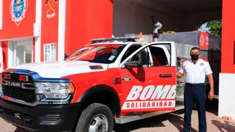 Entregan a bomberos nuevas unidades y equipos de protección