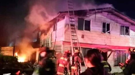 Vecinos increparon a bomberos en pleno incendio